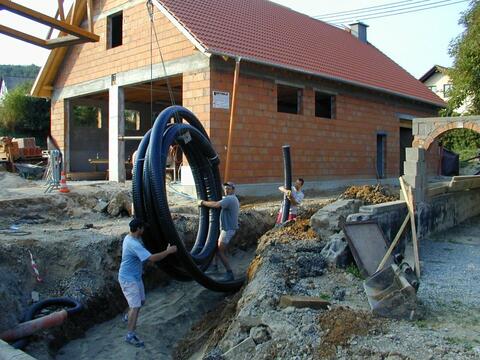 Die Helferinnen und Helfer investierten viele ehrenamtliche Stunden Arbeit in den Bau des Nahwärmenetzes. (Quelle: Dorf GmbH Binsfeld)