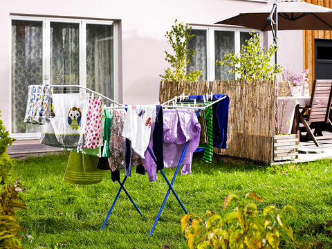 Wenn möglich, sollte die Wäsche immer auf dem Wäscheständer oder an der Wäscheleine getrocknet werden (Quelle: cm photodesign).