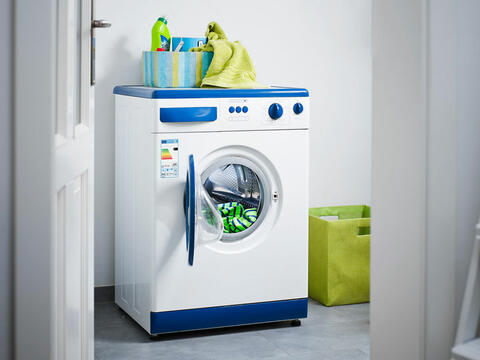 Bei älteren Modellen verschwendet eine leere Waschmaschine viel Energie (Quelle: cm photodesign).
