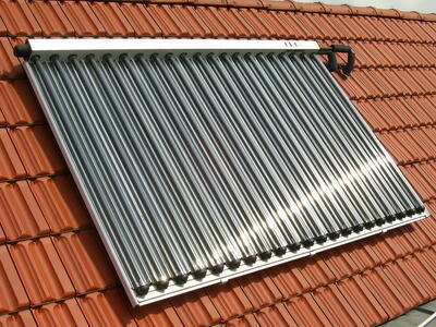 Solarthermieanlage auf einem Dach (Quelle: Eberhard Rudert/ fotolia.com) Solarthermieanlage