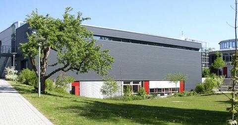 Blick auf die SolarWall an der Südfassade der Sporthalle
