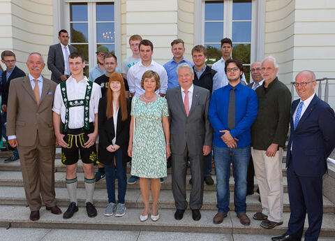 Die Gewinner des Deutschen Klimapreises 2016 der Berufsschule Mindelheim mit Bundespräsident Joachim Gauck und dessen Lebensgefährtin. (Quelle: Energie-Atlas Bayern)