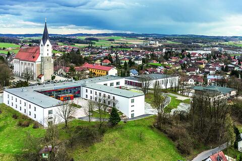 Aufnahme des Schulgebäudes der Mittelschule Hengersberg aus der Luft (Quelle: Markt Hengersberg)