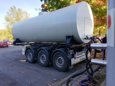 LKW-Wärmetransporter mit Anschluss an Übergabestation zur Wärmeabgabe (Bildautor: Dr. Stephan Leitschuh, Bayerisches Landesamt für Umwelt).