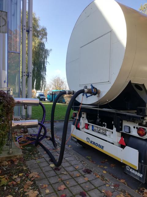 LKW-Wärmetransporter mit Anschluss an Übergabestation zur Wärmeabgabe (Bildautor: Dr. Stephan Leitschuh, Bayerisches Landesamt für Umwelt).