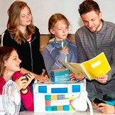 Jugendliche arbeiten mit der Energiekiste Strom sparen. (Quelle: fotopuchner.com) Jugendliche arbeiten mit der Energiekiste Strom sparen.
