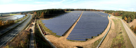 Luftaufnahme des Jura Solarparks - einem der größten Bürgersolarparks in Deutschland. (Quelle: IBC SOLAR AG)