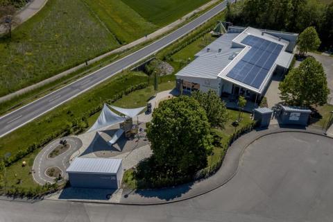 Luftbild des Neubaus der Kindertagesstätte Bütthard (Bildautor: Helge Bey)