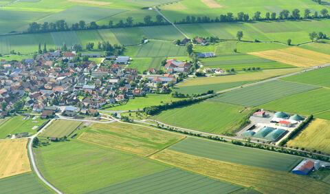 Luftbildaufnahme des Ortsteils Lenkersheim; rechts im Bild die Biogasanlage (Quelle: Jürgen Heckel)