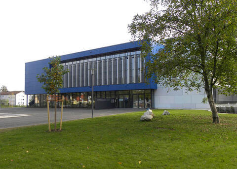 Ansicht der Mittelschule Freilassing nach der Sanierung (Quelle: Stadt Freilassing)
