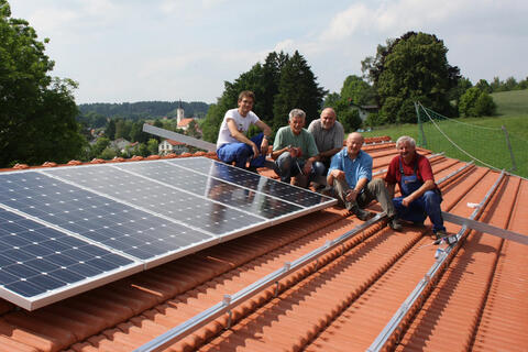 Montage der Bürgersolaranlage auf dem Bauhof Glonn unter Mitwirkung des Aktionskreises. (Quelle: Renate Glaser)