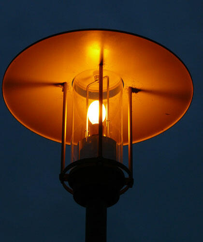 Eine Natriumdampflampe bei Nacht. (Quelle: Energie-Atlas Bayern)