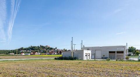 Das Heizhaus Lupburg im Vordergrund mit der Stadt Lupburg im Hintergrund (Quelle: Naturstrom AG)