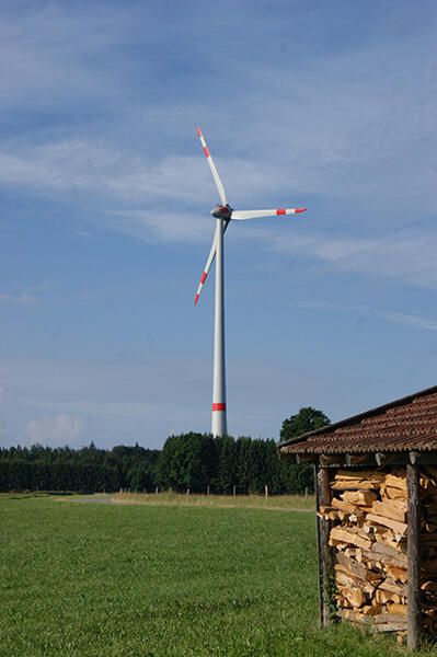 Das Gemeindewindrad von Bidingen/Ingenried in der Nähe des Ortsteils Königsried. (Quelle: Energie-Atlas Bayern)