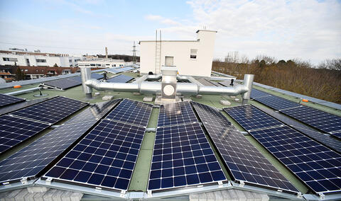 Die Photovoltaikanlage erzeugt Strom (Quelle: Thomas Hosemann, Stadtwerke Augsburg).