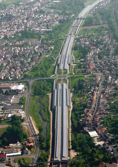 Photovoltaikanlage auf der Autobahneinhausung der BAB A3 zwischen Goldbach und Hösbach.