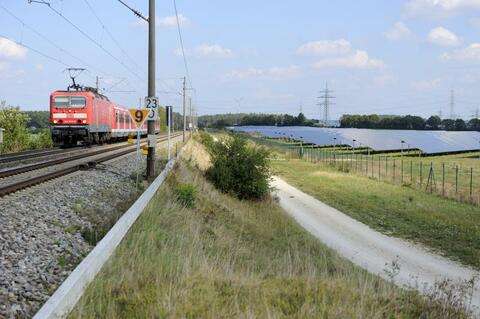 Photovoltaik auf vorbelastetem Standort: neben Bahngleis (Foto: J. Ermisch, LfU)