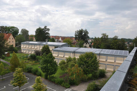 Blick auf die Photovoltaik-Anlage auf dem Dach der Grundschule in Auerbach. (Quelle: Energie-Atlas Bayern)