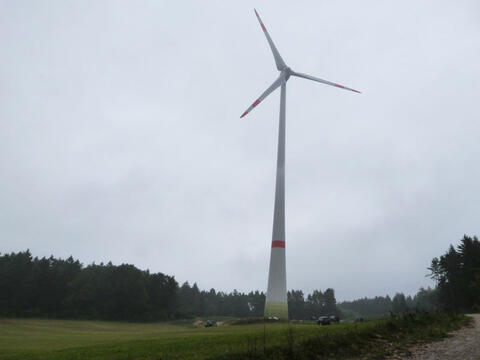 Windenergieanlage Pöfersdorf  von der Zufahrt aus aufgenommen. (Quelle: Energie-Atlas Bayern)