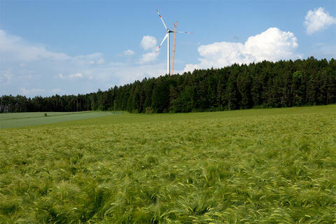 Die Windenergieanlage Pöfersdorf während der Endmontage. (Quelle: Energie-Atlas Bayern)