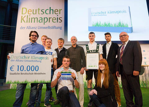 So sehen Sieger aus: Gruppenfoto der Berufsschüler und Verantwortlichen aus Mindelheim am Ende der Preisverleihung zum Deutschen Klimapreis 2016. (Quelle: Energie-Atlas Bayern)