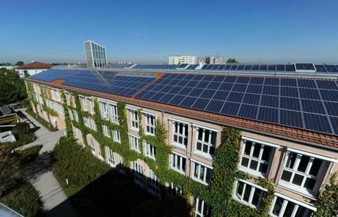 Rathausdach mit Photovoltaikanlage (Quelle: Energie-Atlas Bayern)
