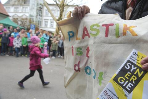 Die Kinder haben tolle Taschen mit der Aufschrift - Plastik ist doof - bedruckt. (Quelle: Stefan Puchner)