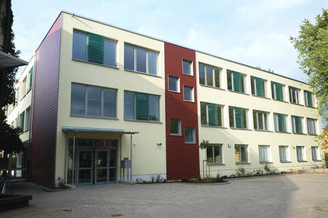 Das neue Schulzentrum spart 75 % der ehemals benötigten Energie ein. (Quelle: Energie-Atlas Bayern)
