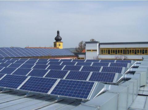 Solarhybrid auf dem Dach des Hallenbads Kümmersbrück (Bildautor: Markus Brautsch)
