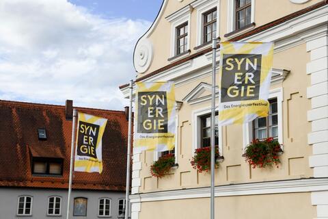 Synergie-Festival-Fahnen vor dem Friedberger Rathaus (Quelle: LfU)