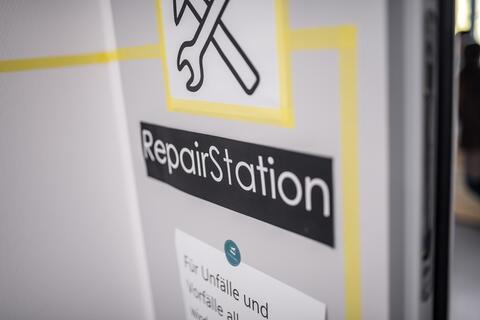 Schild RepairStation mit Hammer und Gabelschlüssel als Logo und gelber Umrandung (Quelle: LfU) Schild RepairStation (Quelle: LfU)