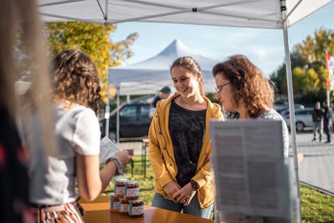 Zwei Besucherinnen lassen sich das Angebot eines Aktionsstandes erklären. (Quelle: LfU) Zwei Besucherinnen lassen sich das Angebot eines Aktionsstandes erklären. (Quelle: LfU)