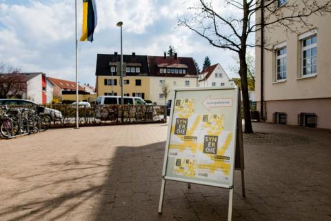 Wegweiser zum Synergie-Festival in der Frankenhalle. (Quelle: Daggi Binder, maizucker.de)