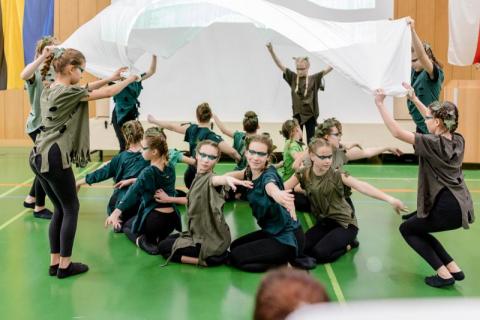 Tanz „Earthsong“ der Mittelschule Gochsheim Klasse 7 M. (Quelle: Daggi Binder, maizucker.de)