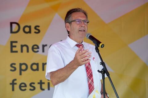 Der 3. Bürgermeister Jürgen Herzing begrüßte die Aschaffenburger zum Synergie-Festival. (Quelle: Tobias Hase)