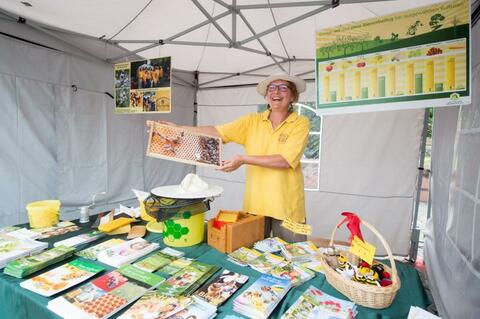 Eine Imkerin informiert über regionalen Honig in Aschaffenburg. (Quelle: Tobias Hase)