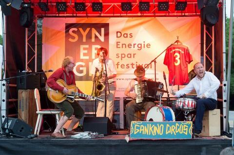 Irrsinn und Idyll: Die Band Gankino Circus sorgte in Aschaffenburg  für gute Laune. (Quelle: Tobias Hase)