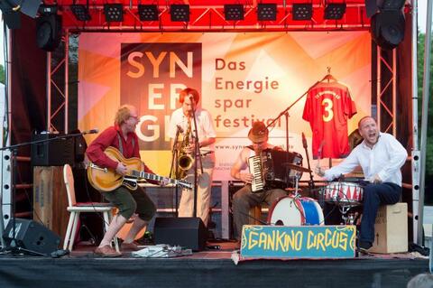 Irrsinn und Idyll: Die Band Gankino Circus sorgte in Aschaffenburg für gute Laune. (Quelle: Tobias Hase) Irrsinn und Idyll: Die Band Gankino Circus sorgte in Aschaffenburg für gute Laune. (Quelle: Tobias Hase)