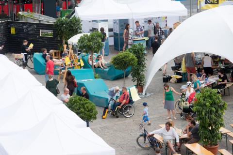 Gemütliche Outdoormöbel laden zum Verweilen ein. Gemütliche Outdoormöbel laden zum Verweilen ein. (Quelle: Tobias Hase)