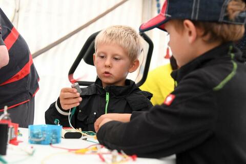 Zwei Jungs basteln sich Windräder. (Quelle: Tobias Hase)