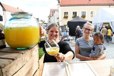 Frische Säfte erfrischen junge und noch jüngere. (Quelle: Tobias Hase)