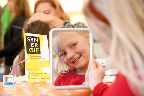 Mädchen mit Spiegel auf dem Synergie-Festival in Friedberg (Quelle: Tobias Hase)