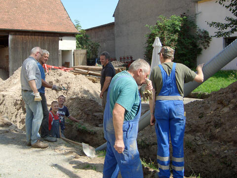 Durch viel Eigeninitiative der Bürger konnte das Nahwärmenetz kostensparend umgesetzt werden. (Quelle: Johannes Maibom)