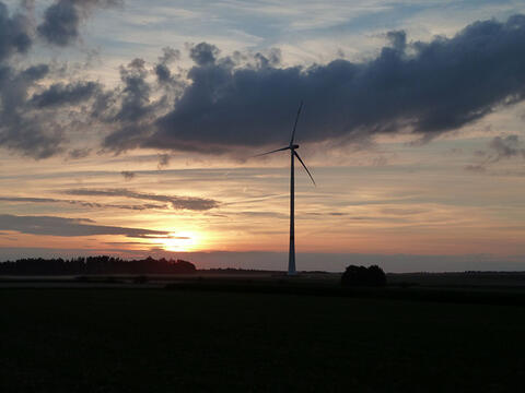 Eine Windenergieanlage in Berching bei Sonnenuntergang (Quelle: Windpower GmbH) 