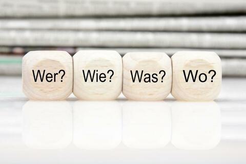 Vier weiße Würfel mit der Aufschrift: Wer? Wie? Was? Wo? (Quelle: Marco2811 - Fotolia.com) Symbolbild Informationen