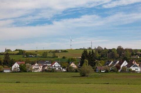 Der Mühlberg mit Windenergieanlage im Norden von Regensburg 