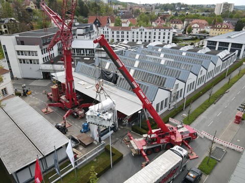 Anlieferung der Servopresse mit Kränen, Luftbild (Quelle: Energie-Atlas Bayern)