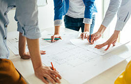 Personen, die an einem Plan arbeiten. (Quelle: yossarian6 - Fotolia.com) Personen, die an einem Plan arbeiten. (Quelle: yossarian6 - Fotolia.com)