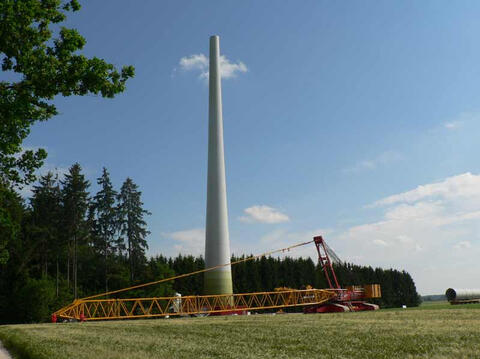 Windkraftanlage nach dem Aufbau (Windkraftanlage Pilsach 2, Quelle: bayern-wind.de)