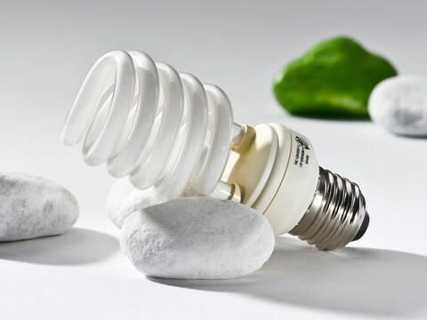 Kompaktleuchtstofflampen benötigen ein viertel bis ein fünftel der Energie einer Glühlampe (Quelle: cm photodesign).